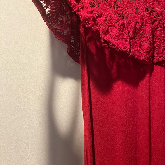 Red lace top dress. Incredibly flattering - Picture 7 of 7